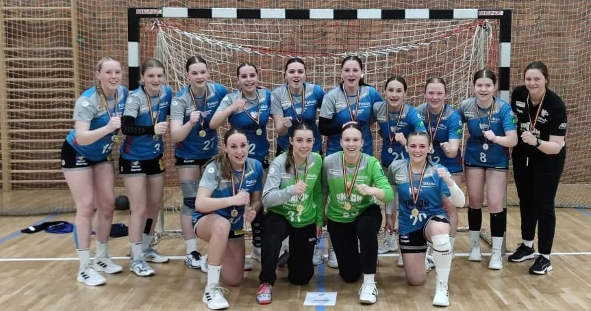 Jung-Dolphins setzten sich im Final Four um die Landesmeisterschaft durch. (Foto: RHC) Mädchenmannschaft mit Medaillen und ausgestreckten Fäusten nach gewonnenem Titel