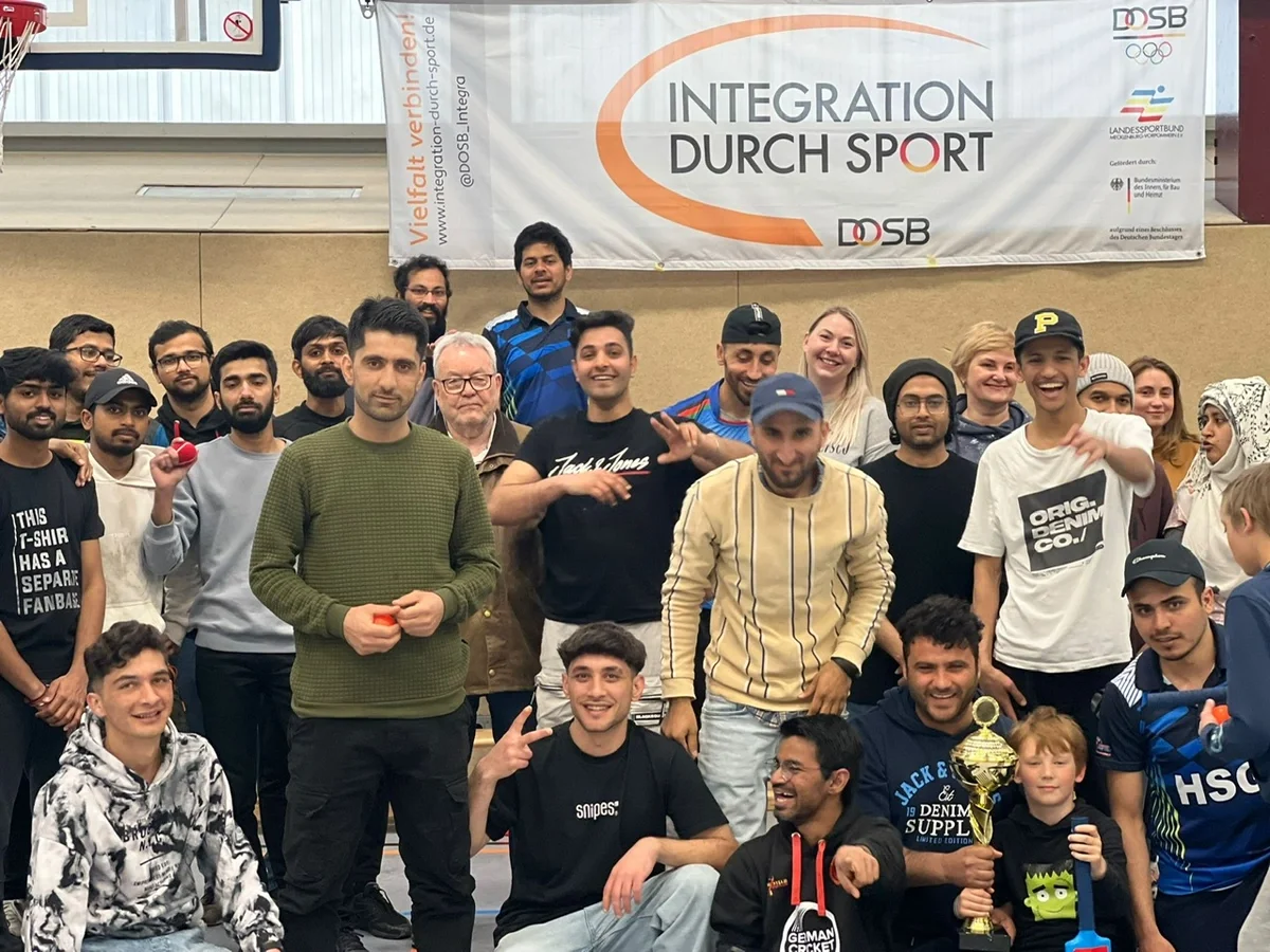 Der 2. Cricket Aktionstag wurde zu einem spannenden Hallenturnier mit drei Mannschaften und besonderen Gästen. (Foto: Birgit Hakenberg)