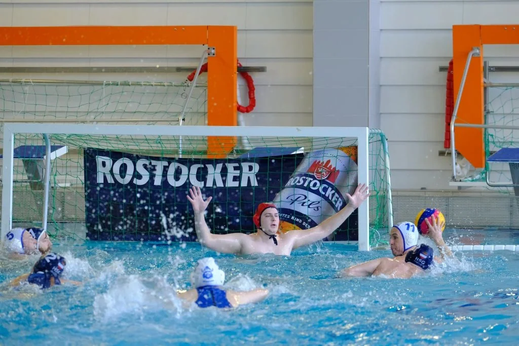 Wasserballer Stephan Behring im Tor der HSG II mit einer bärenstarken Leistung in Kiel (Fotor: Jörg Behlendorf)