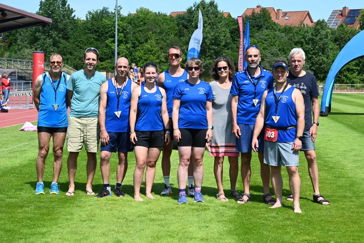 Gruppenfoto der Schweriner Läufer:innen auf einem Stadionrasen