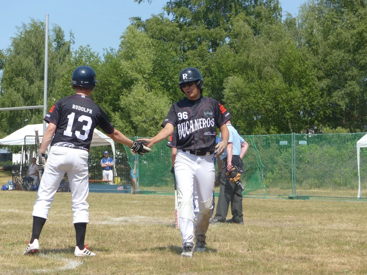 Spieler-Trainer Max Mizutani klatscht mit Marcel Rudolph ab. | Foto: Rostock Bucaneros