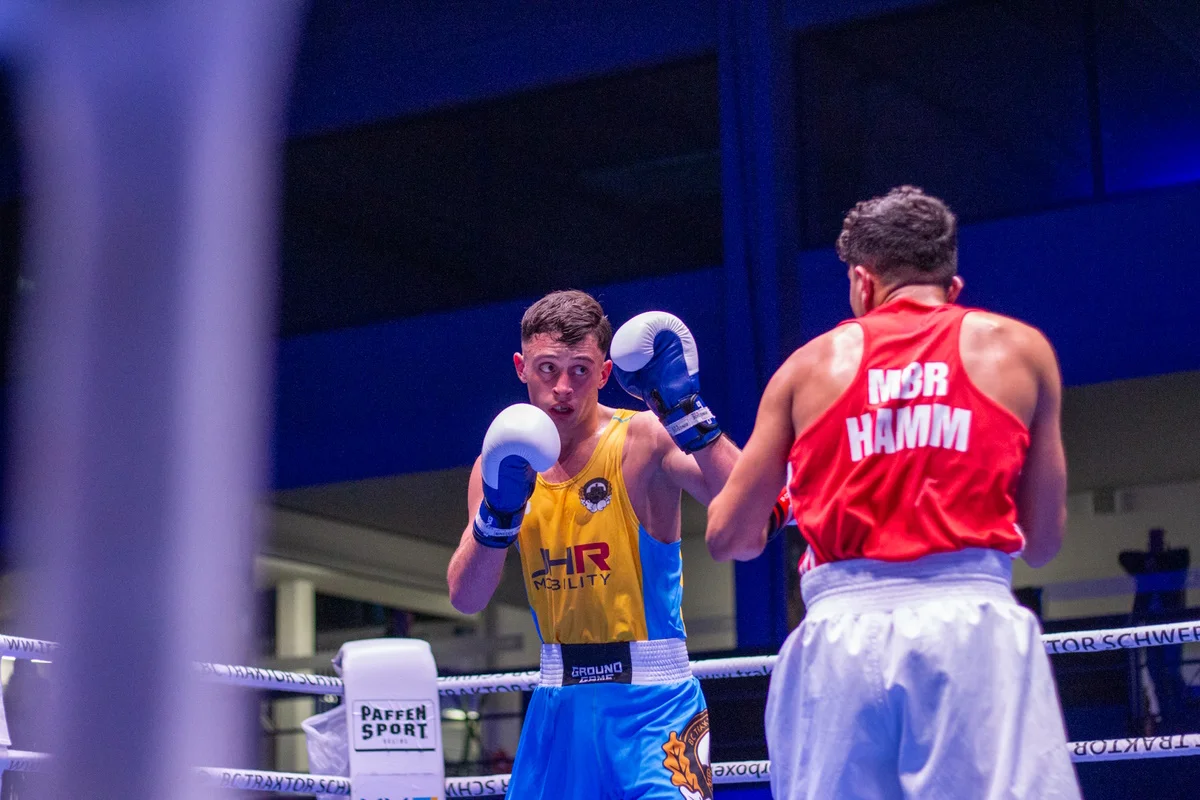 zwei Boxer stehen sich im Ring gegenüber