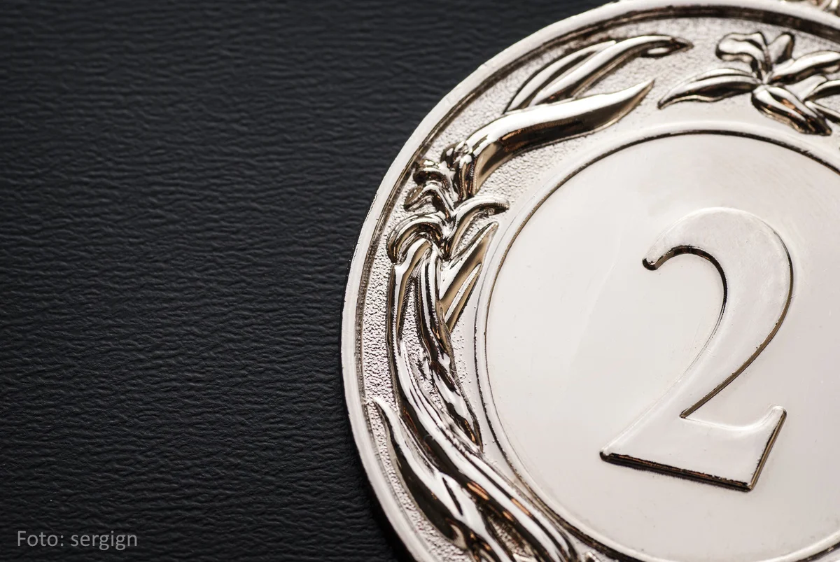 Silbermedaille vor schwarzem Hintergrund