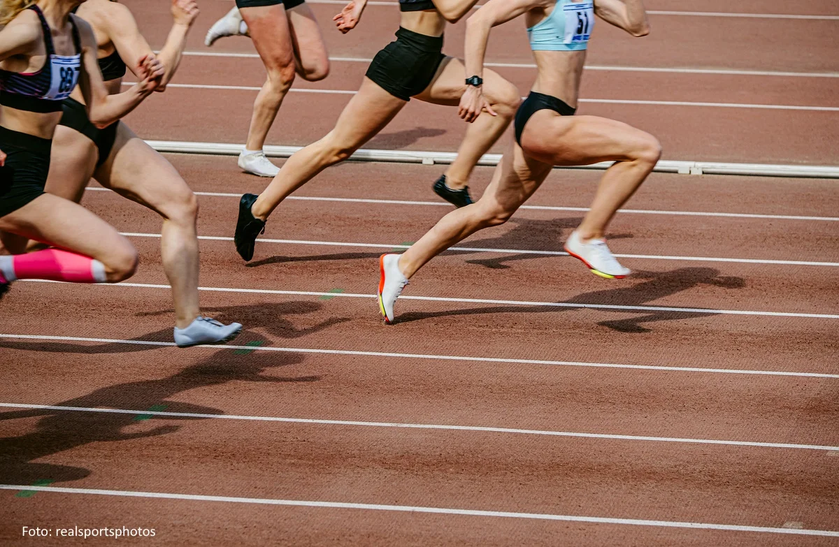 Gruppe von Sprinterinnen auf der Tartanbahn. (Die Köpfe sind nicht zu sehen) - Thema Leichtathletik