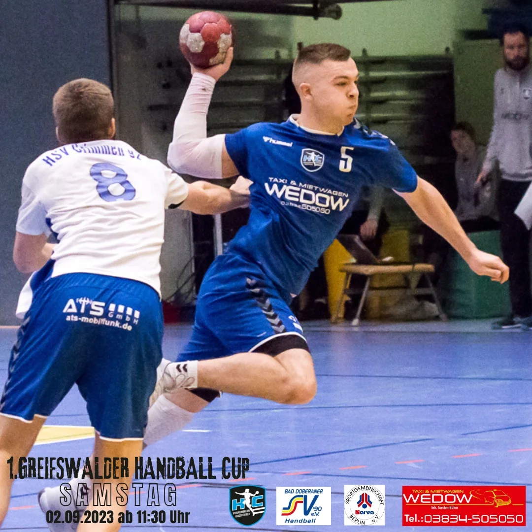 Greifswalder Handballer in blauem Trikot setzt zum Torwurf an nachdem er sich an einem Gegner (weißes Shirt) vorbeibewegt.