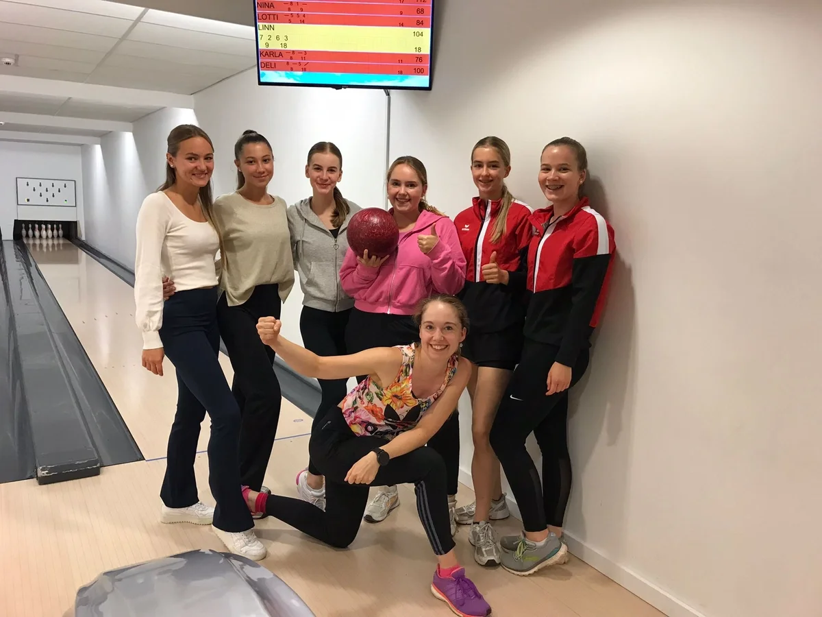 vlnr: Fine, Delia Karla, Trainierin Pauline, Nina u Carlotta, vorne Trainierin Linn beim bowlen. (Foto: Pauline Willamowius)