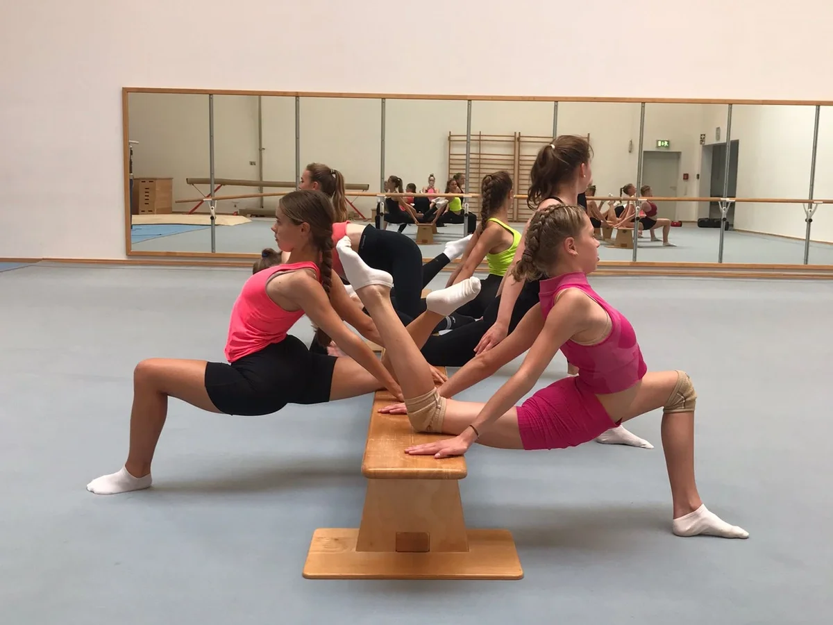 Die Gymnastinnen des HTV Rostock beim Dehnen | Foto: Pauline Willamowius