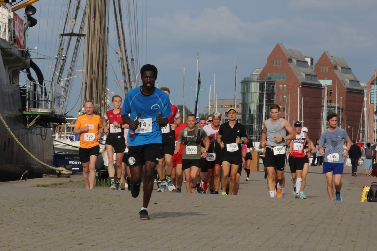 Rekord knapp verpasst – Publikum feiert die 21. hella marathon nacht rostock