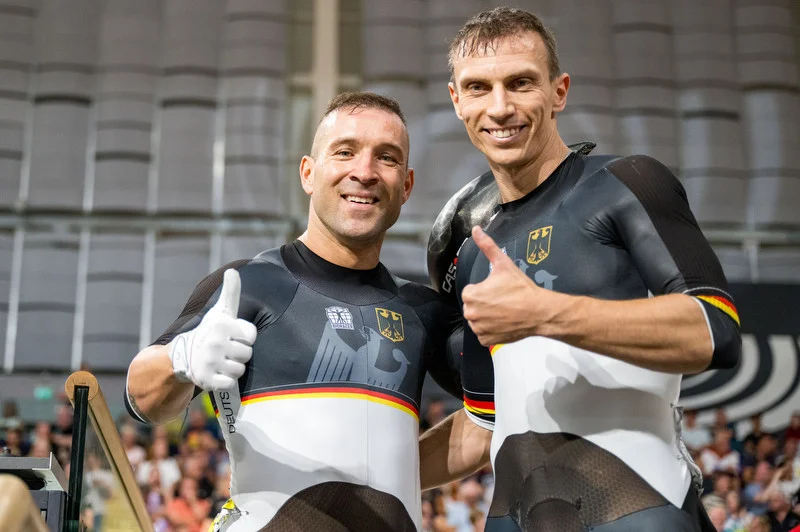 Die Bahnradsportler Robert Förstemann und Thomas Ulbricht freuen sich und halten ihre Daumen nach oben.