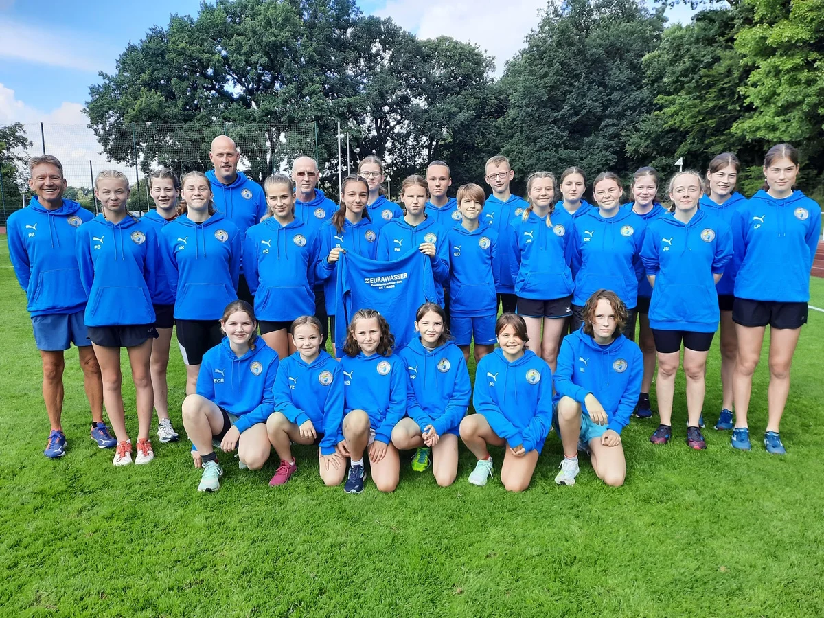 Gruppenfoto der Laager Sportler:innen. Alle sind einheitlich in blauem Hoody mit Vereinslogo gekleidet.
