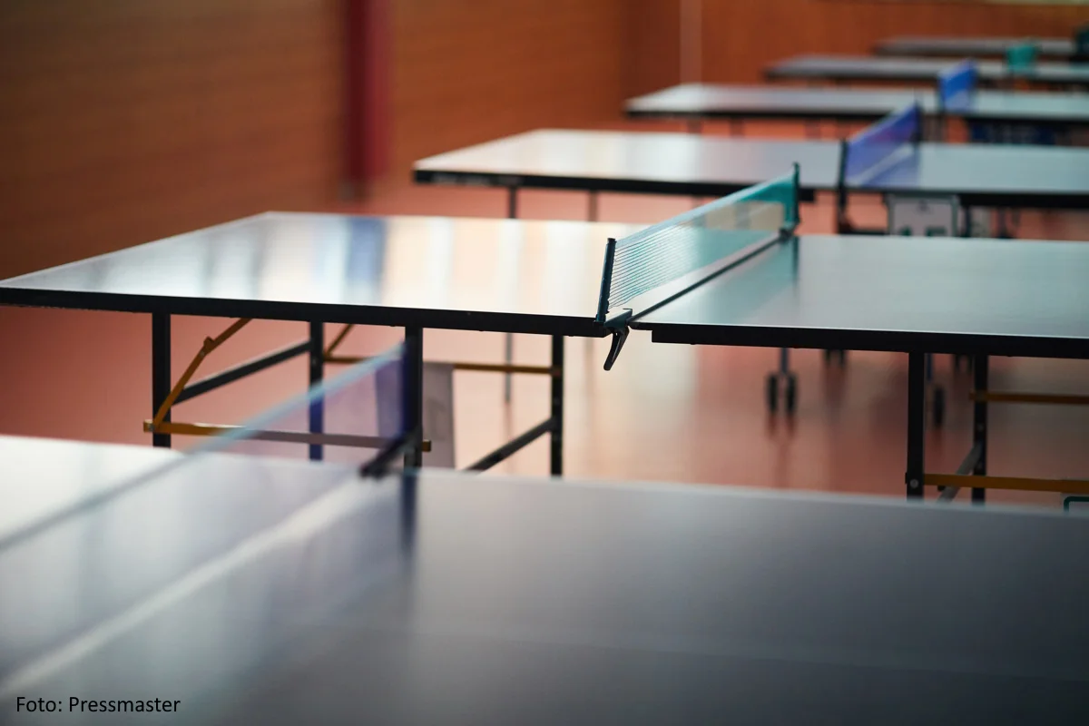 mehrere nebeneinander stehende Tischtennisplatten