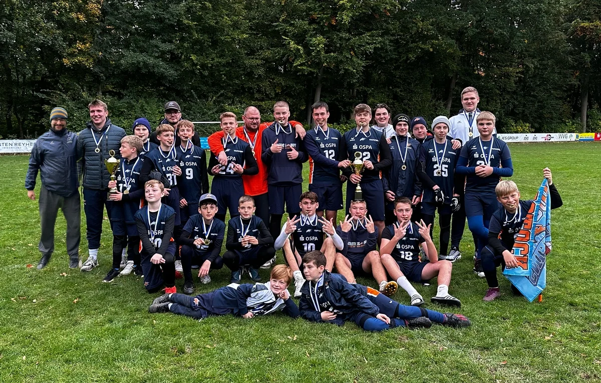 Gruppenbild der U13- und U15-Flag-Mannschaft der Rostock Griffins