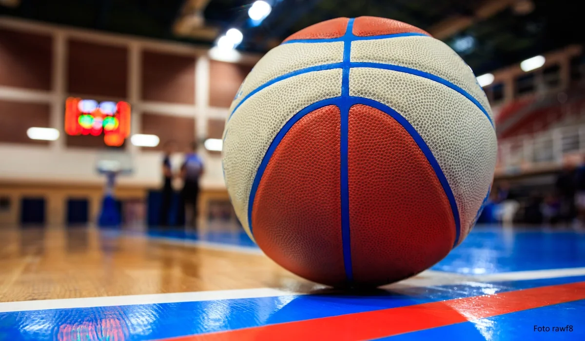 Basketball auf Sporthallenboden