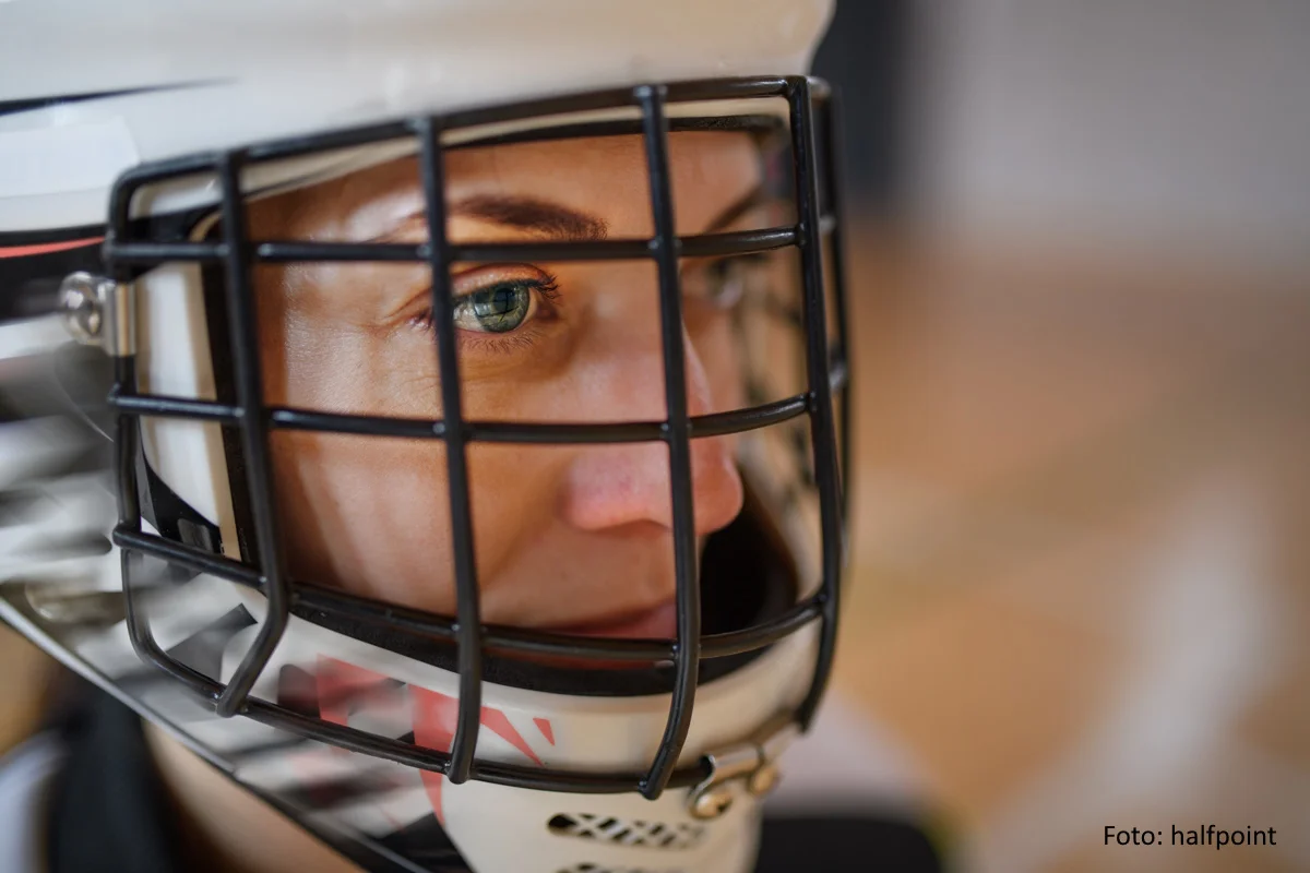 Nahaufnahme einer Floorball-Torhüterin mit Helm