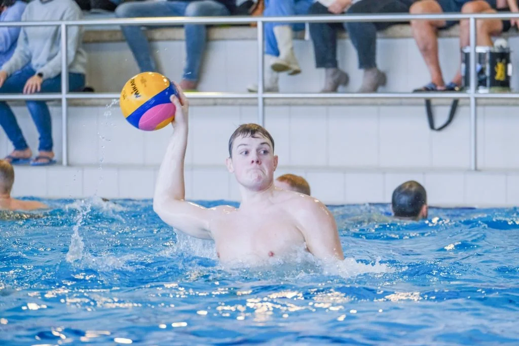 Wasserballer setzt zum Wurf an