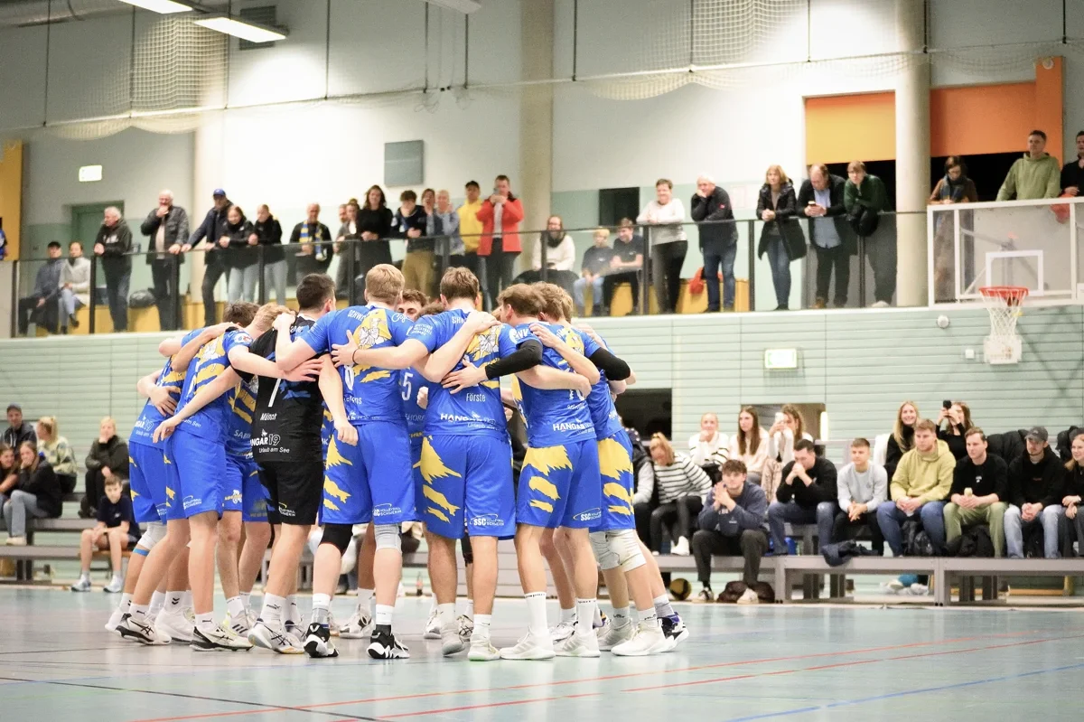 Das SSC VolleyTeaM stimmt sich auf das Spiel ein. (Foto: Udo Fietz)