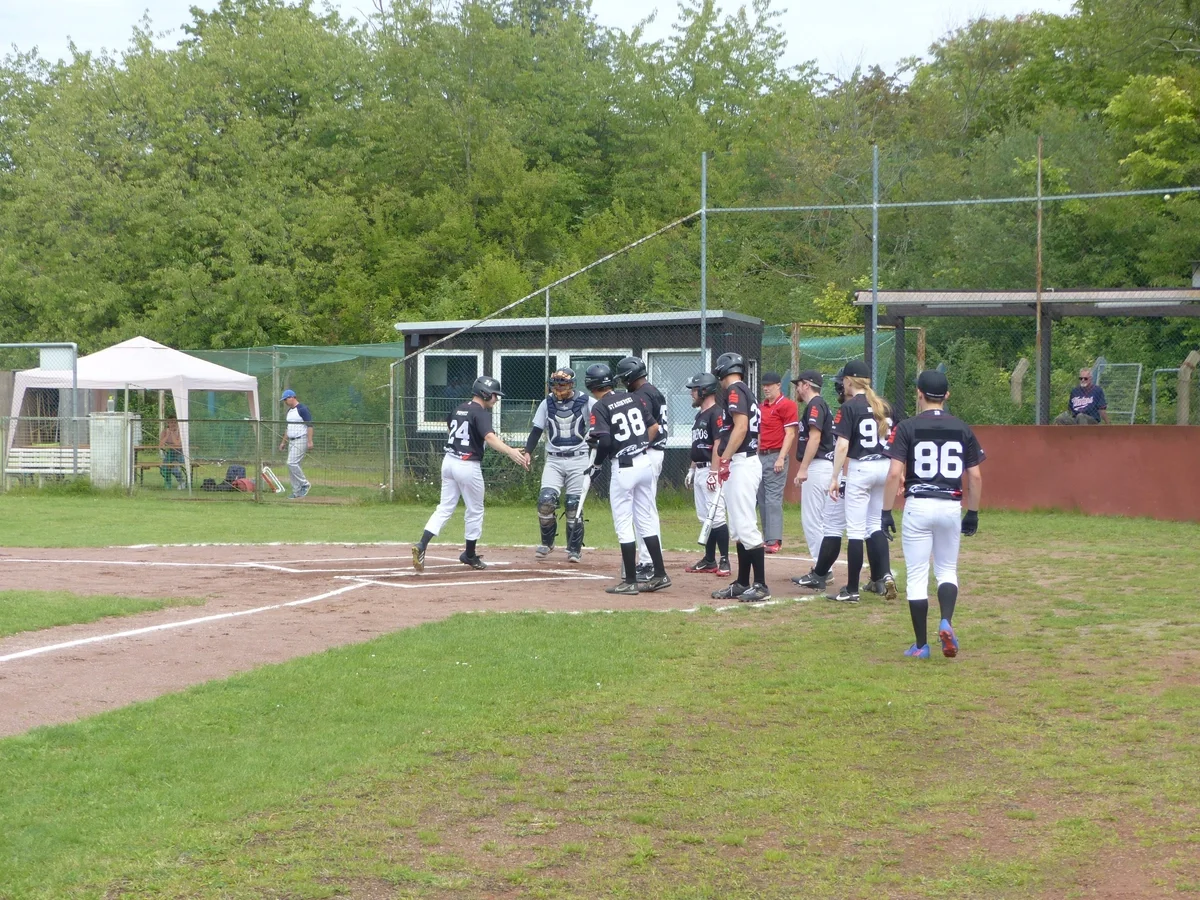 Bucaneros 1 – Abklatschen mit Toni Poppitz nach einem Homerun. (Foto: Bucaneros)