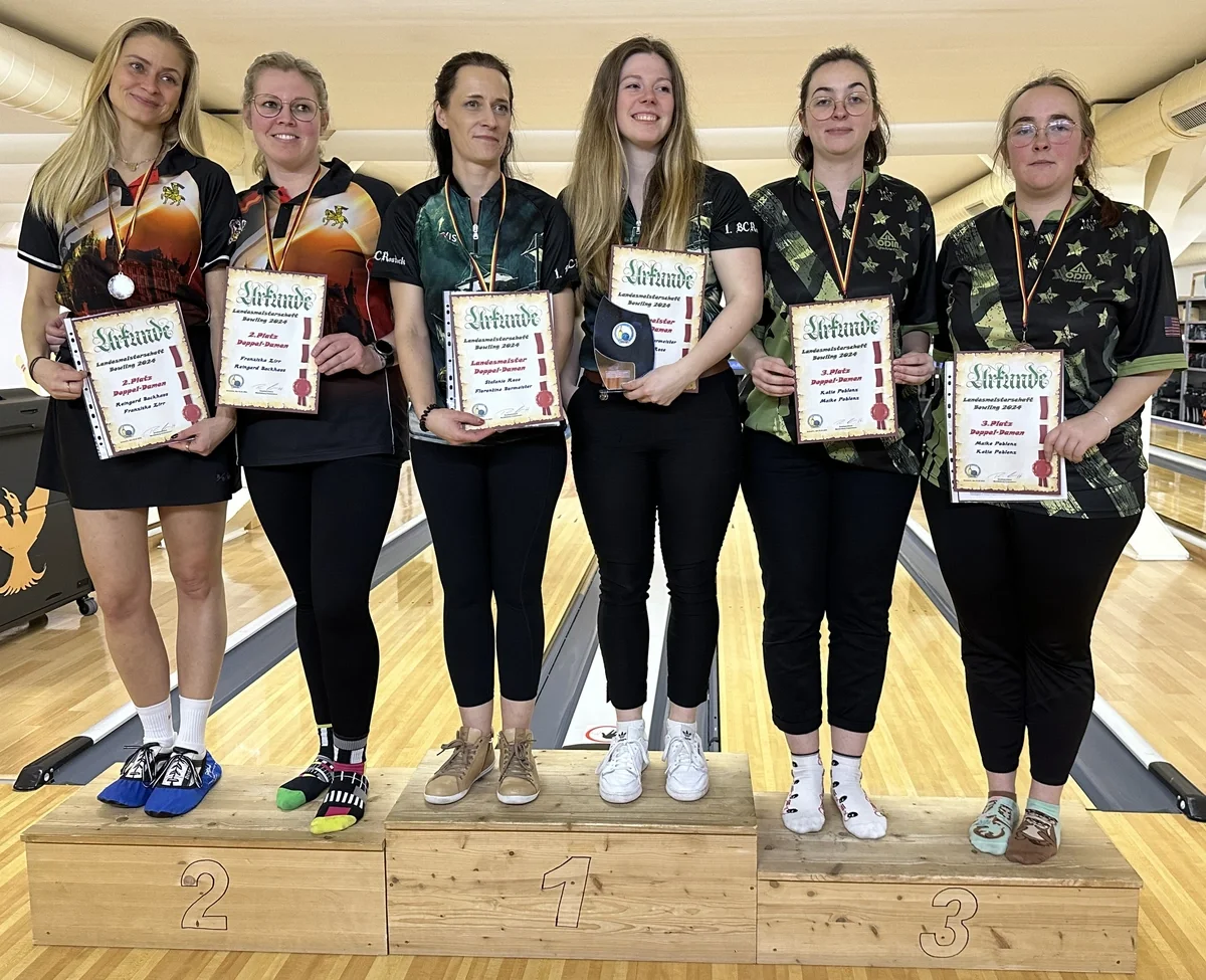 Die Medaillengewinnerinnen der Doppelmeisterschaften 2023/24 von links: Reingard Backhaus, Franziska Zirr, Stefanie Rose, Florentine Burmeister, Katja und Maike Poblenz. (Foto: Jessie Möller)