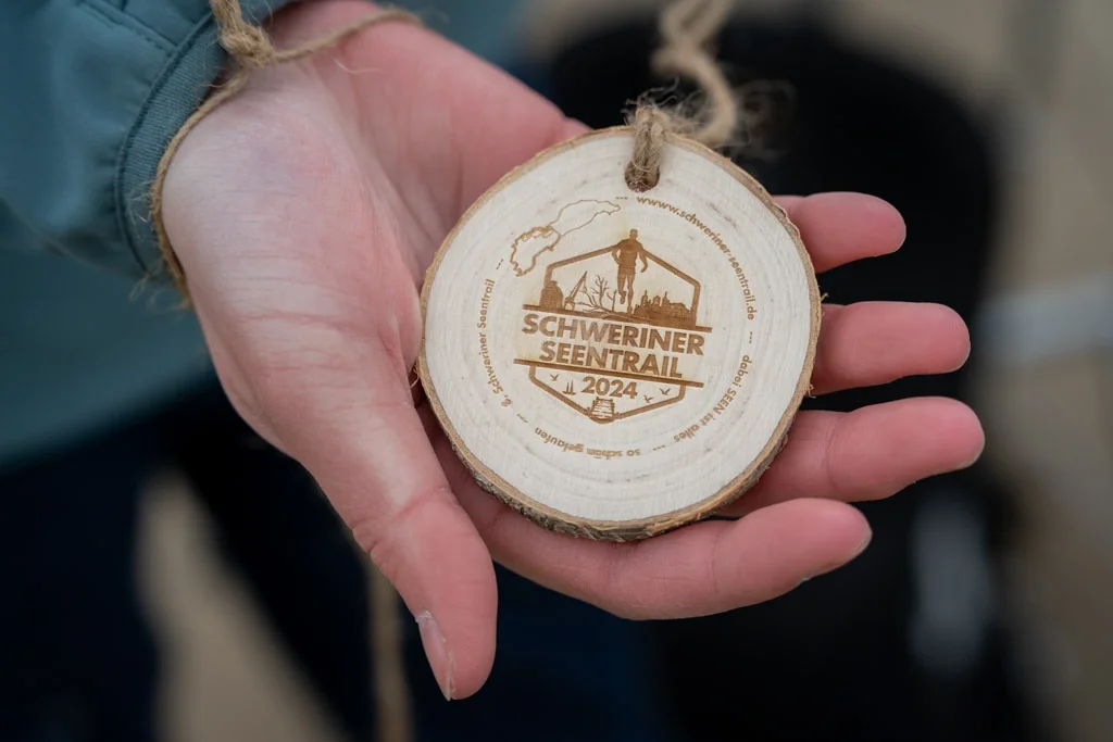 nachhaltige_Holzmedaille_Seentrail_c_Trisport-Schwerin