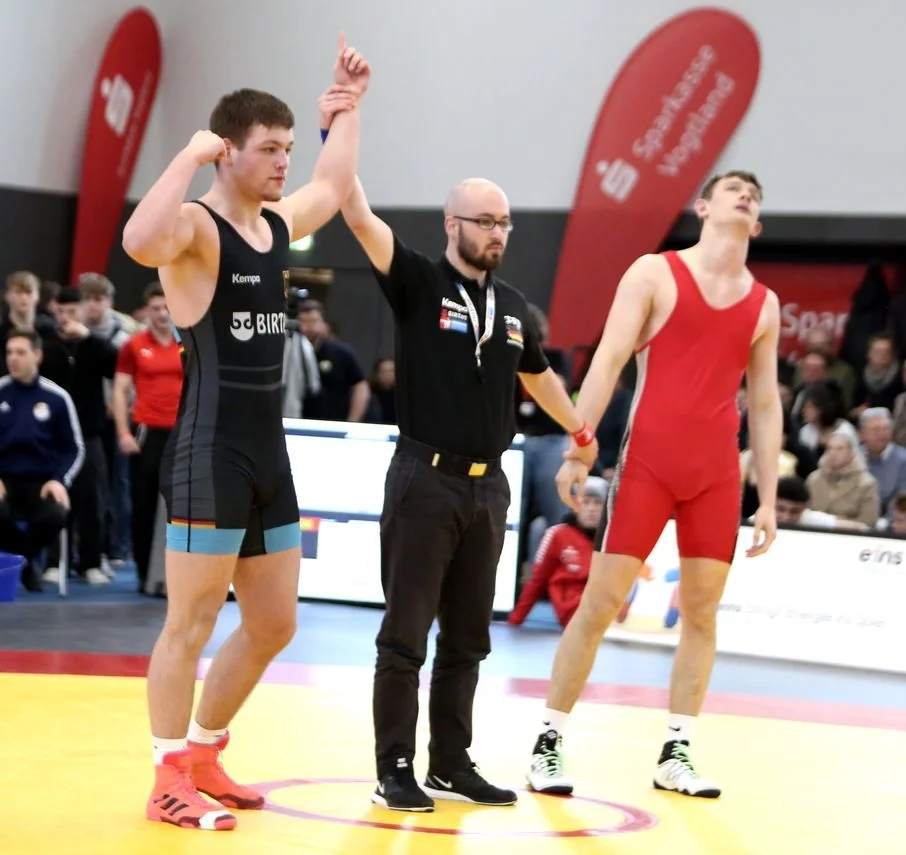 Ole Sterning (in blau) gewinnt DM-Bronze in Pausa. (Foto: Jörg Richter)