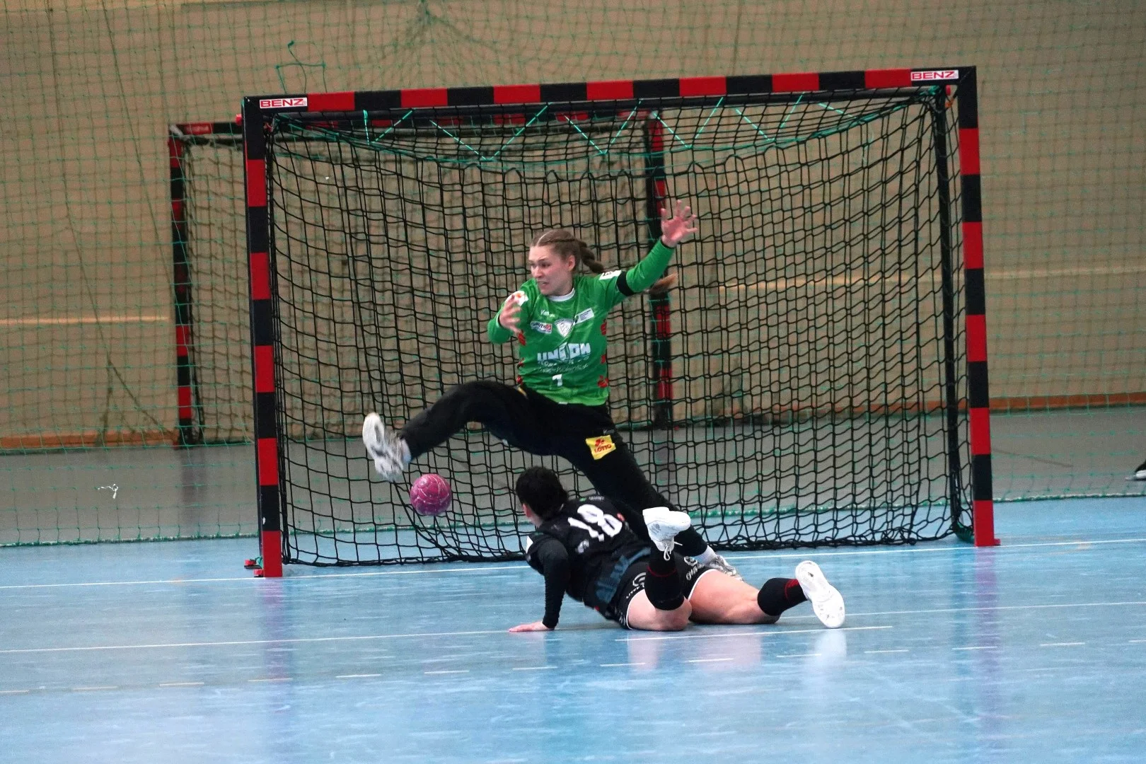 Lena Clasen hält den Meisterball