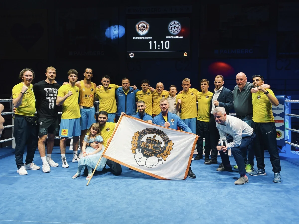 Traktor-Boxer schlagen Hammer Erz-Rivalen