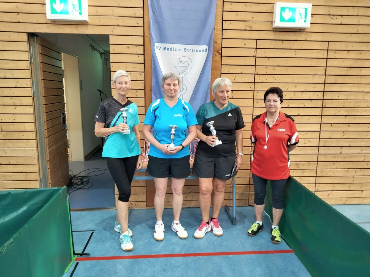 v. l.: Ingrid Böttcher, Heidrun Kissmann, Monika Meinke und Christiane Scharlau (Foto: SV Medizin) bei der Siegerehrung