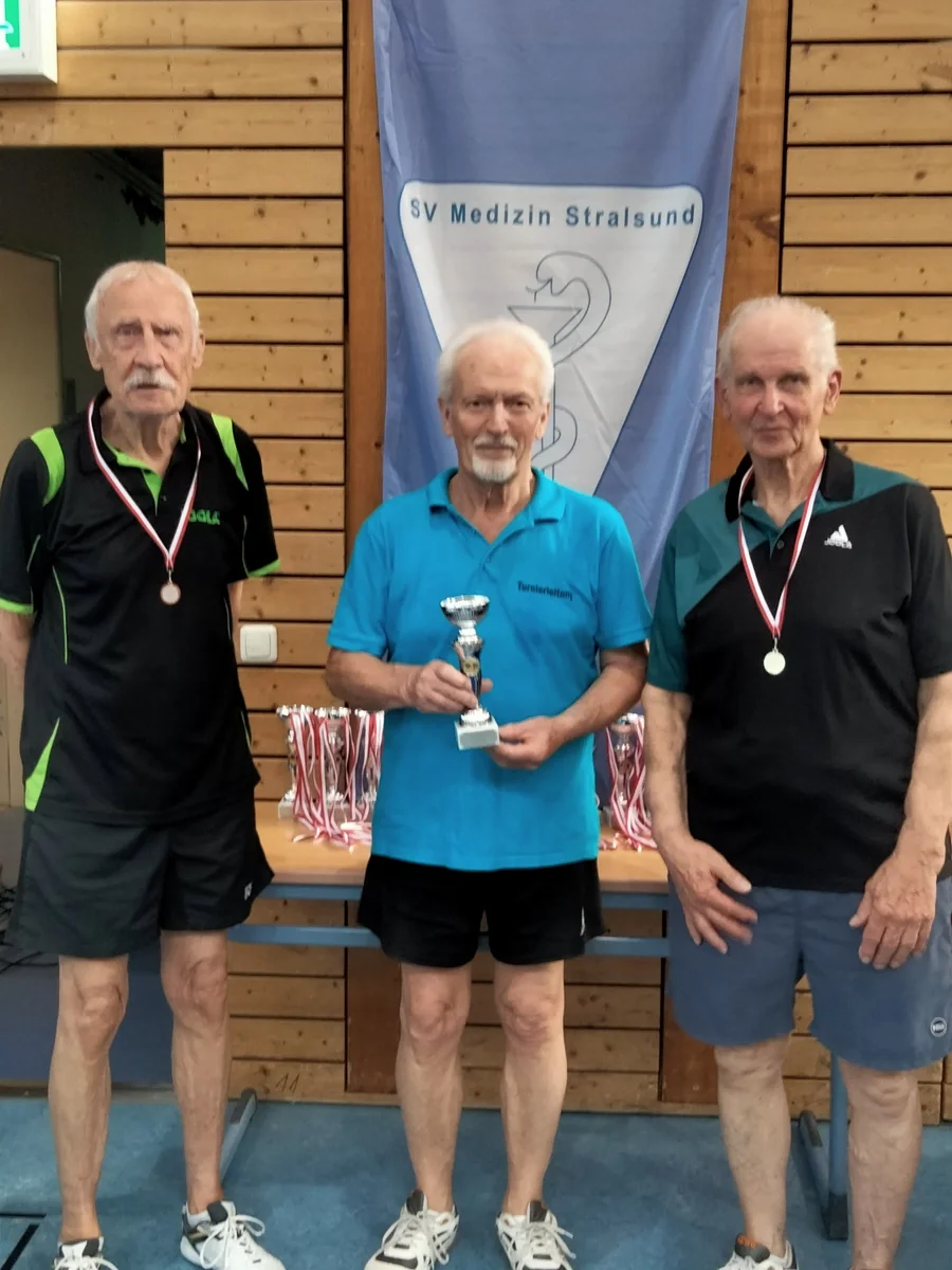 v. l.: Wulf Böttcher, Dr. Georg Weckbach und Wolfgang Baumgart bei der Siegerehrung der Senioren 80 (Foto: SV Medizin)