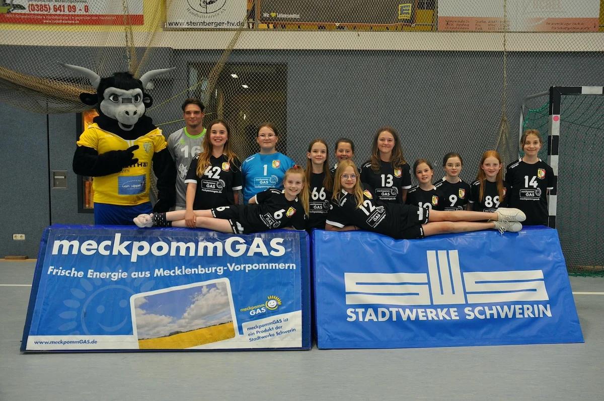 Die D-Jugend-Mädchen freuen sich über neue Spielkleidung, welche die Stadtwerke Schwerin ermöglichten. (Foto: Barbara Arndt)