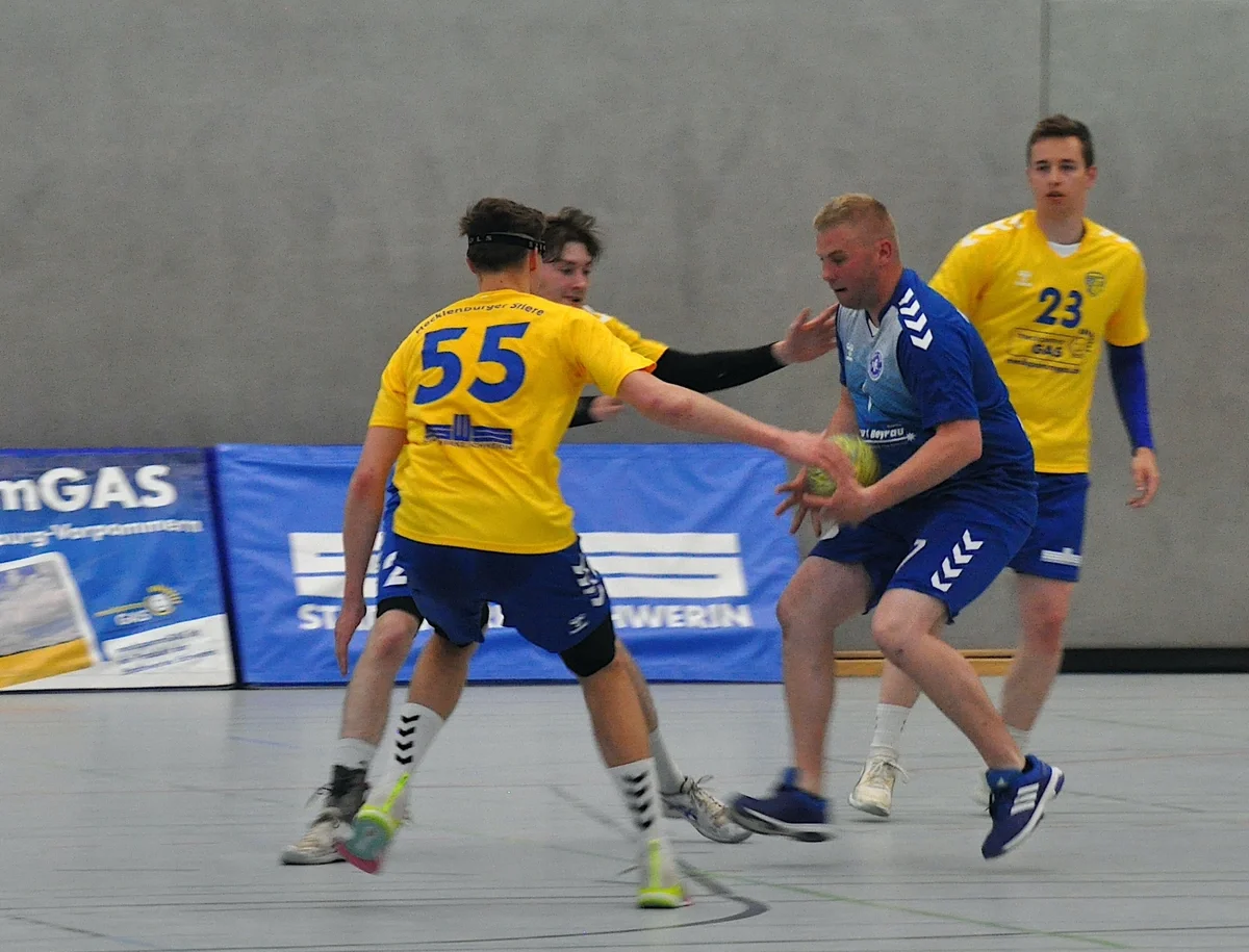 Handballstiere bringen Geburtstagsgeschenke