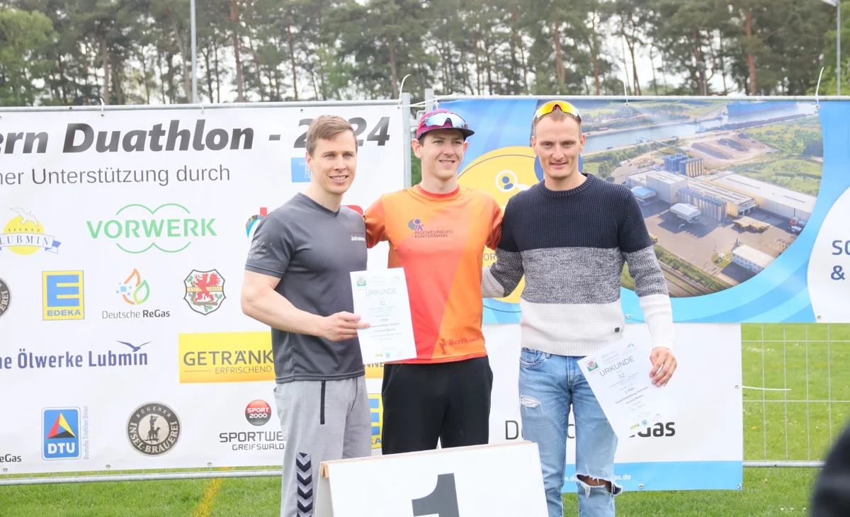 Siegerehrung der Langdistanz (Foto: © HSG Uni Greifswald | Abt. Triathlon/Laufgruppe)