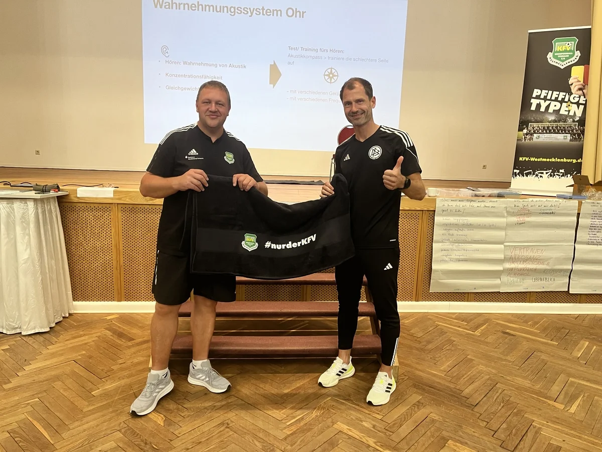 DFB-Referee René Rohde (re.) bereicherte das Seminar mit seinem Erfahrungsschatz und erhielt ein kleines Präsent. (Foto: KFV Westmecklenburg)