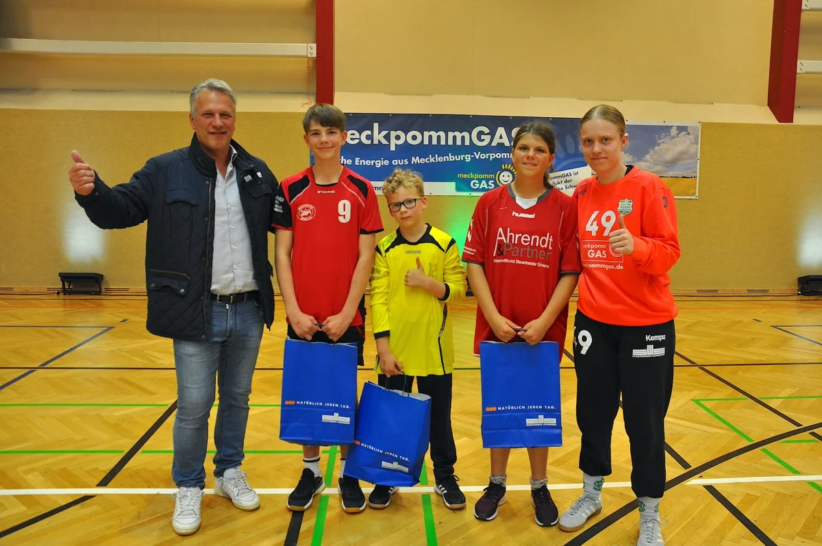 Axel Schulz (l.) überreichte die Preise an die jungen Gewinner. (Foto: Barbara Arndt)