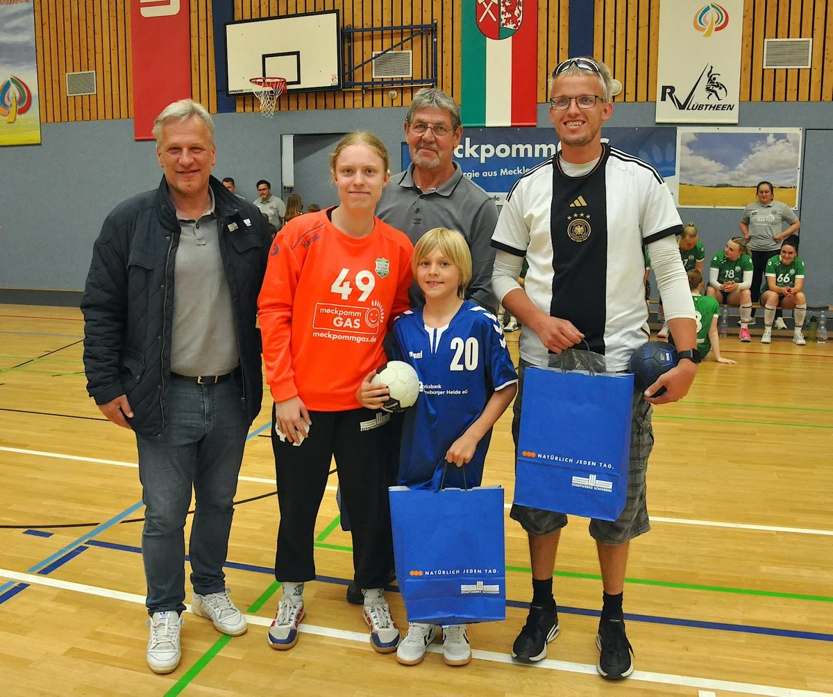 Axel Schulz von den Stadtwerken Schwerin (l.) und Torhüterin Sophie Schröder überreichten den Gewinnern des Siebenmeterwerfens attraktive Preise. (Fotos: Barbara Arndt)