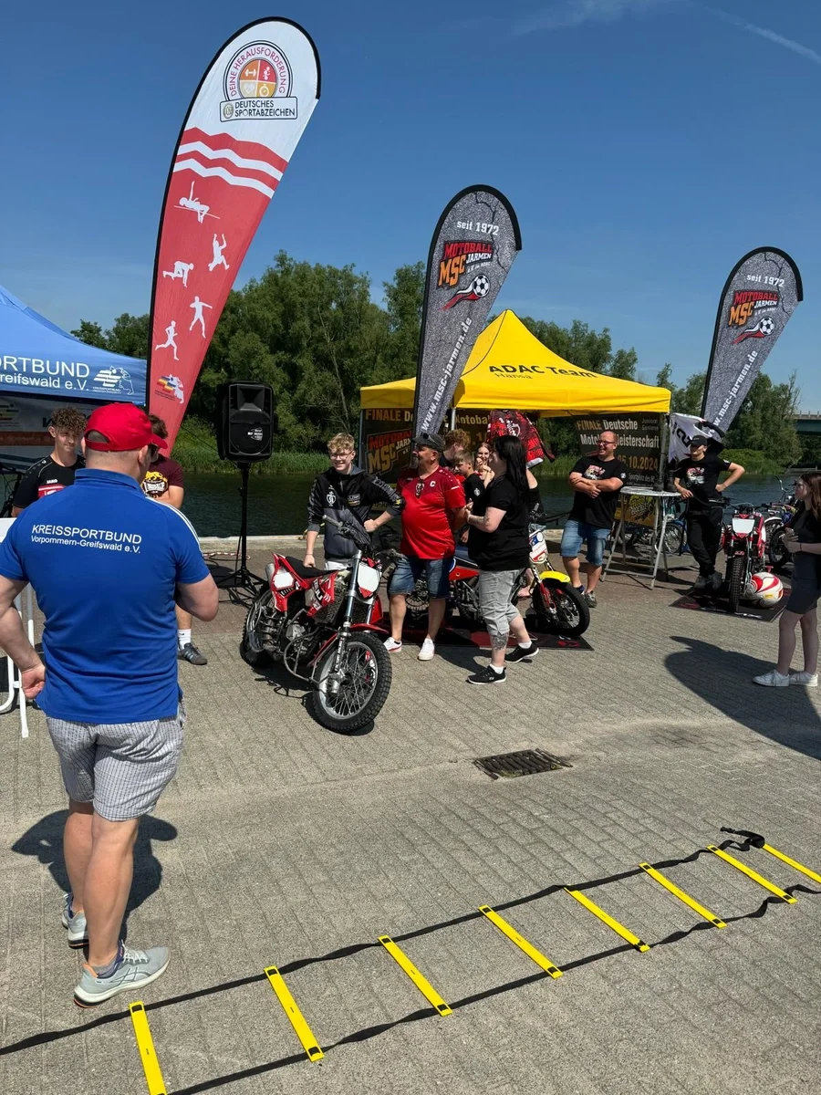 Informationszelt des Motorsportclubs Jarmen im ADAC e.V. (Foto: KSB V-G)