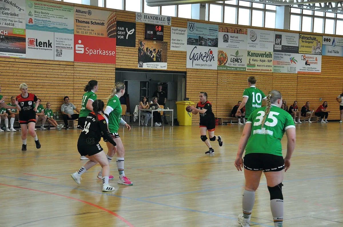 Sehenswerte Spielszenen boten die Damen des Plauer SV im Freundschaftsspiel gegen die Drittligistinnen vom SV Grün-Weiß Schwerin. (Foto: Barbara Arndt)