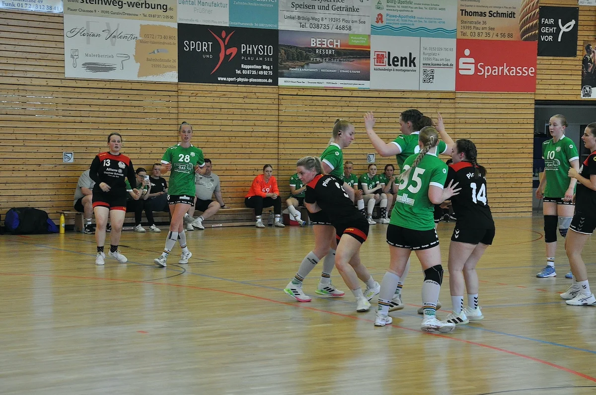 Sehenswerte Spielszenen boten die Damen des Plauer SV im Freundschaftsspiel gegen die Drittligistinnen vom SV Grün-Weiß Schwerin. (Foto: Barbara Arndt)
