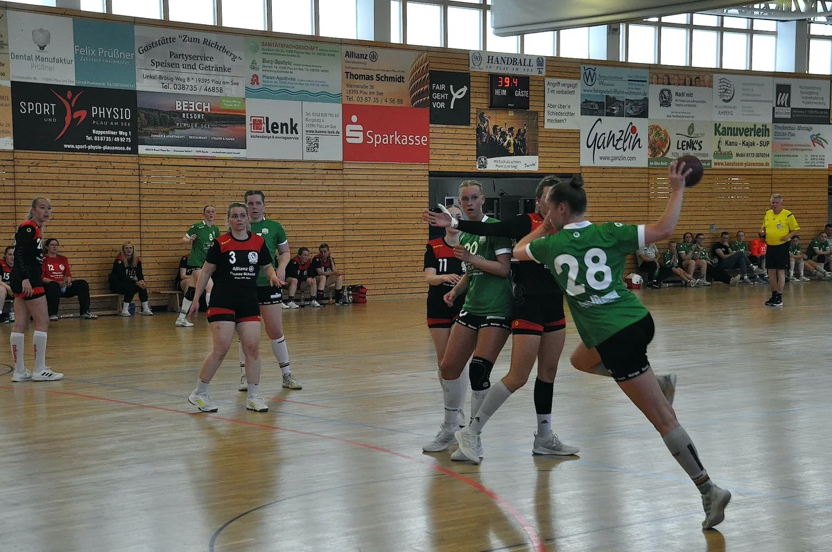 Sehenswerte Spielszenen boten die Damen des Plauer SV im Freundschaftsspiel gegen die Drittligistinnen vom SV Grün-Weiß Schwerin. (Foto: Barbara Arndt)