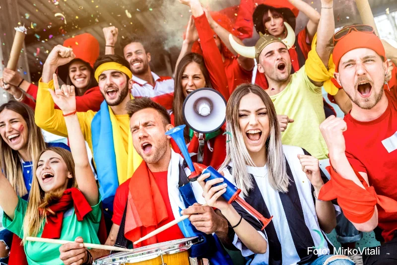 Symbolbild Fussballfans jubeln und schauen sich die Fussball EM 2024 an - Foto Mirko Vitali