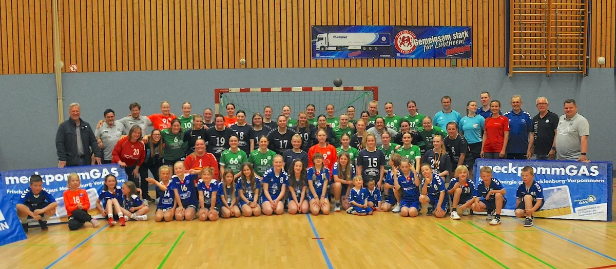 Das Tourfoto erinnert sicher noch lange an einen Handballabend mit Begeisterung. (Fotos: Barbara Arndt)
