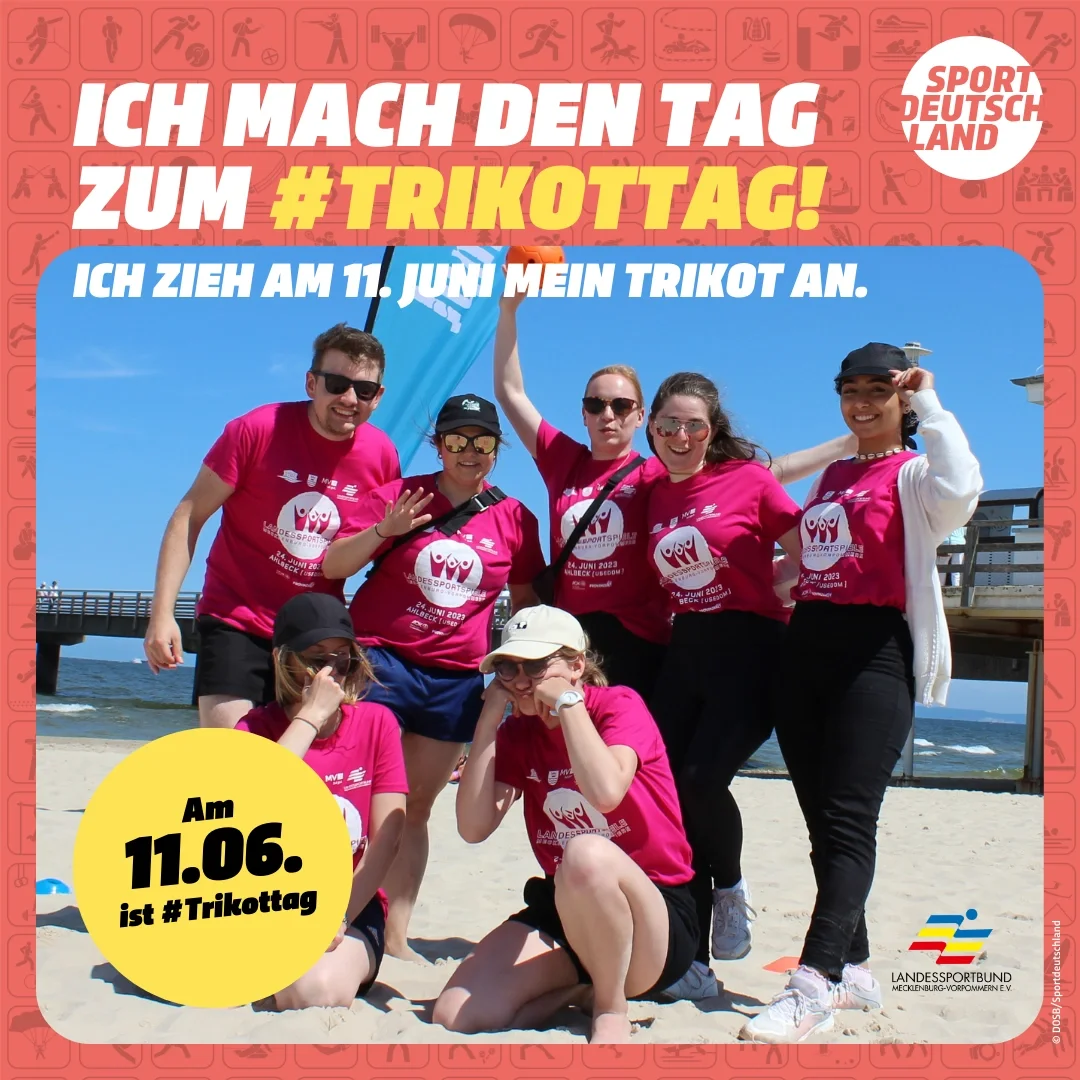 sportliche Menschen in rosa Trikots am Strand zum Trikottag 2024