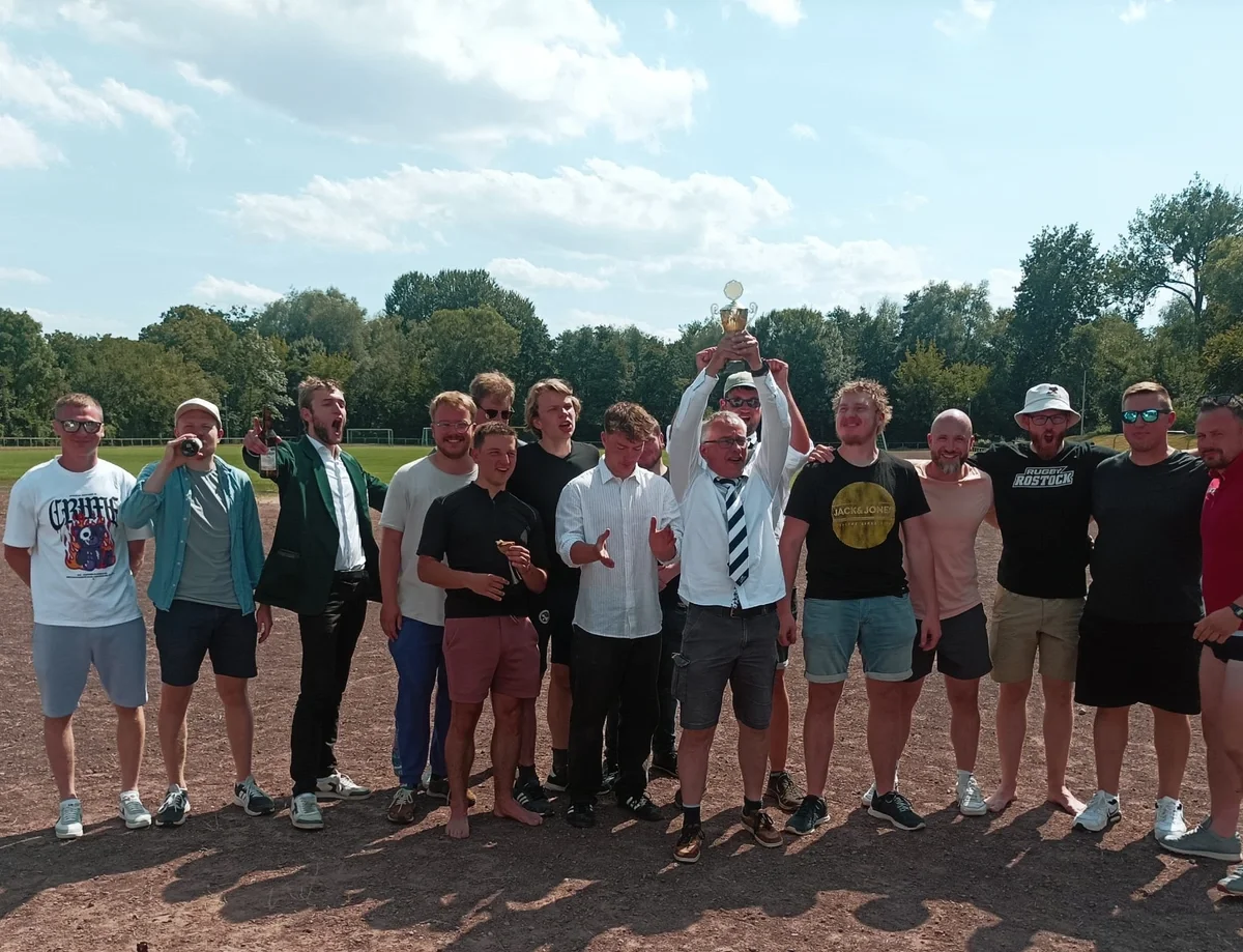 Das Rostocker Team mit Pokal. (Foto: André Goeda)