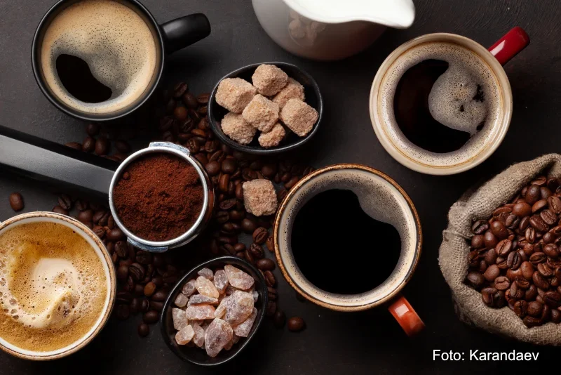 Symbolbild frischer Cappuccino und Espresso sowie Kaffeebohnen - Koffein fuer Sportler - Copyright Karandaev Koffein ist gut für Leistungssportler - Symbolbild frischer Cappuccino und Espresso sowie Kaffeebohnen - Koffein fuer Sportler - Copyright Karandaev
