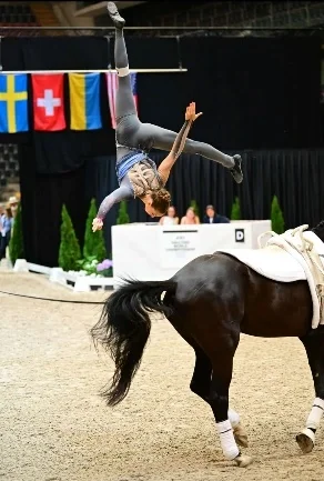 Alina Roß fährt zur Deutschen Meisterschaft im Voltigieren