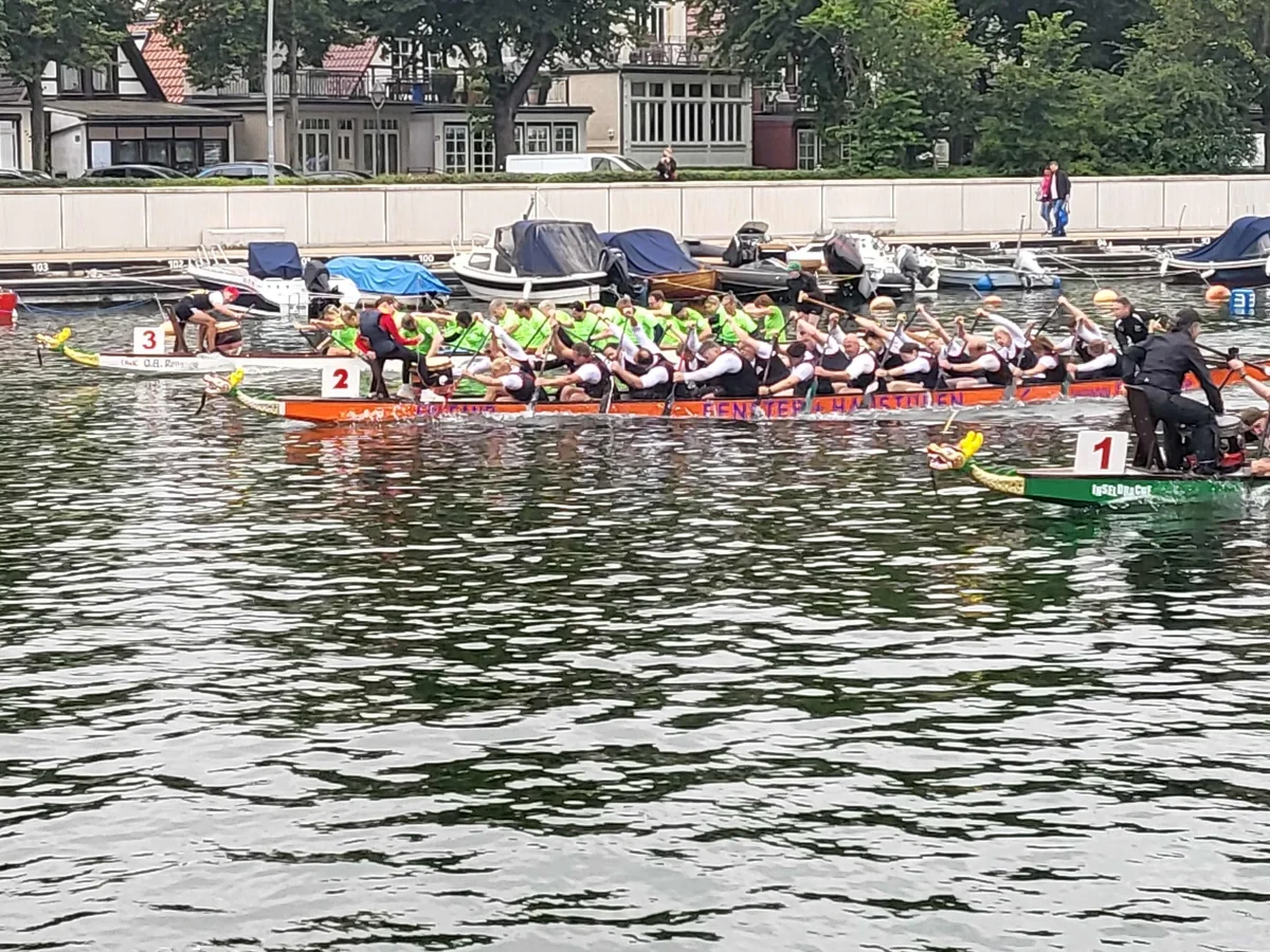 54 Teams waren beim 26. Warnemünder Drachenbootfestival am Start. (Foto: SV Breitling)