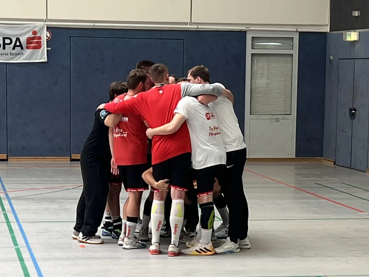 Die Wismarer Oberligisten machen sich bereit für das Saisonauftaktspiel. (Foto: © Sarah Steltner)