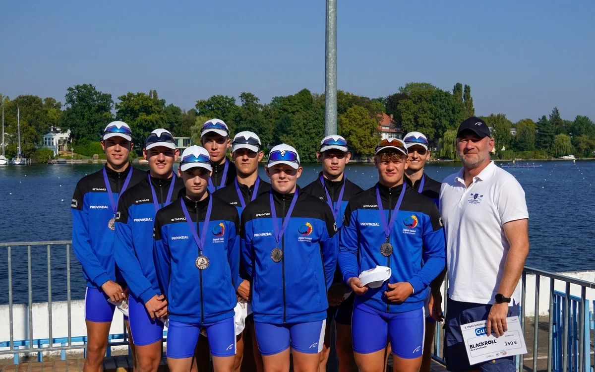 3-Platz_Achter-Crew_mit_Trainer_Flaschmann_c_Jostein-Tiedt