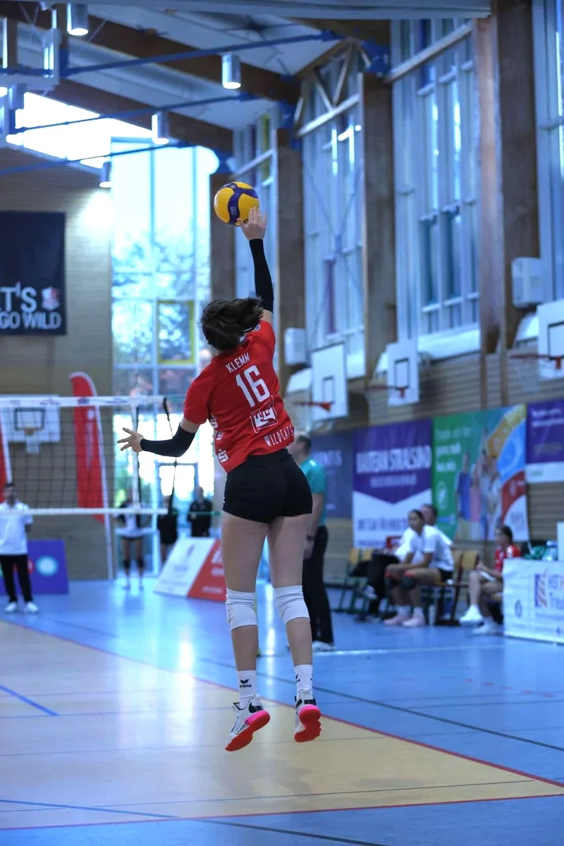 Stralsunder-Wildcats_vs_VCO-Berlin_Carlotta-Aufschlag_c_1-VCS