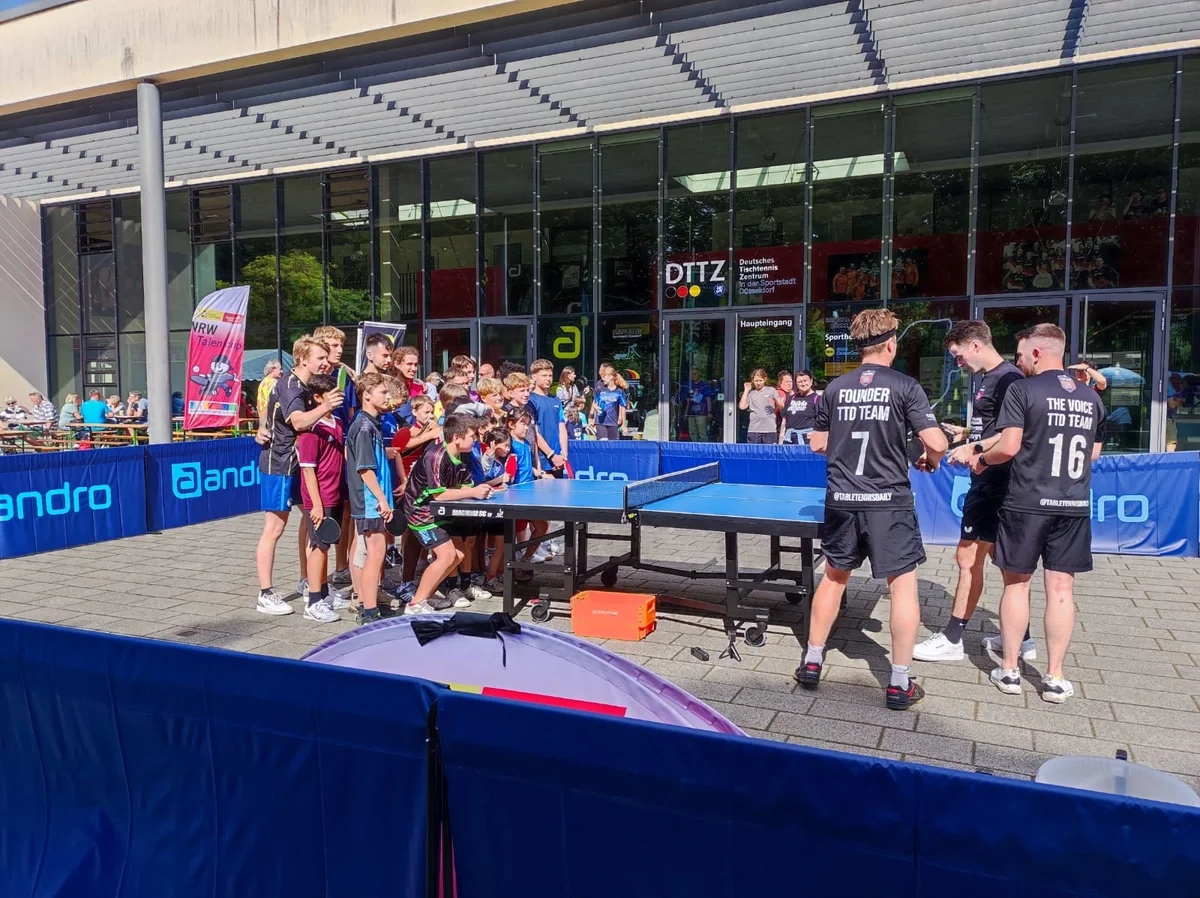 Auch vor der Halle des Deutschen Tischtennis Zentrums sorgten die Youtuber von TTD für gute Stimmung. (Foto: privat)