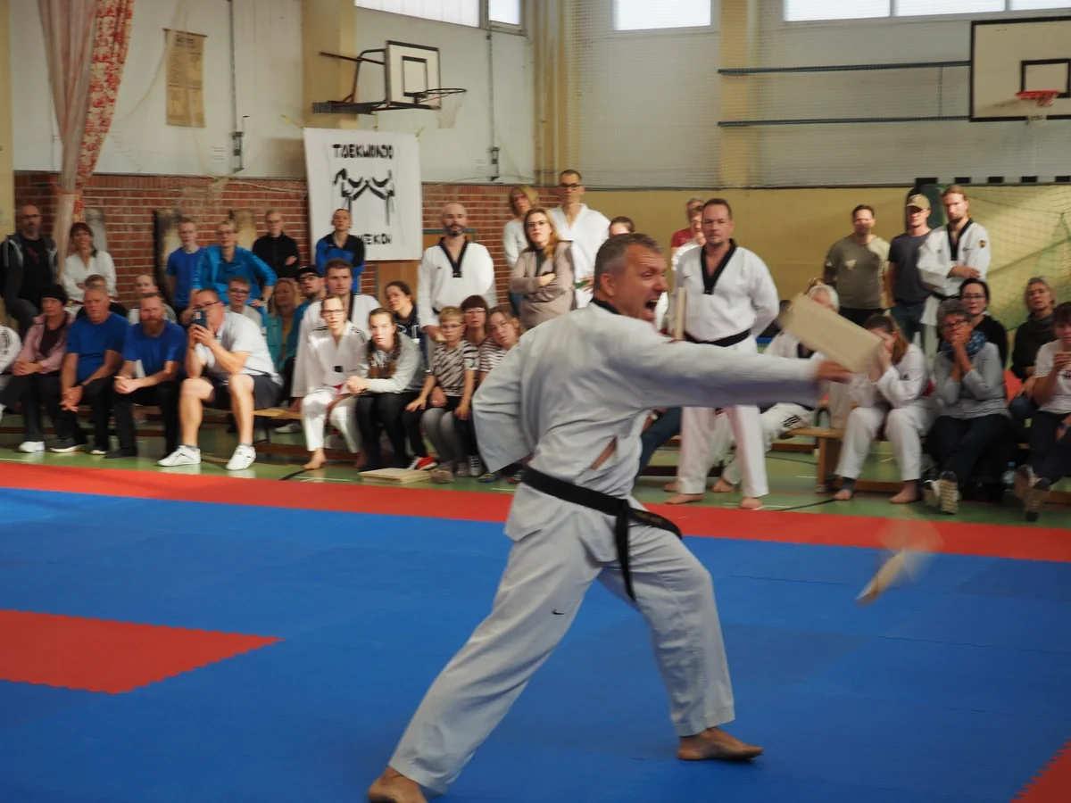 Taekwondo-Sportler stellen sich Schwarzgurtprüfung